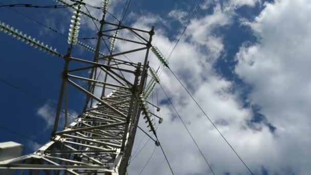 Lijn van een elektriciteit pyloon schot vanuit een lage hoek, — Stockvideo