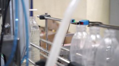 Plastik şişelere sıvı dökme hattı