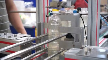 Plastik şişelere sıvı dökme hattı
