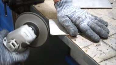 Kılavuzdaki bir metal parçasında kömür makinesiyle çukur açmak.