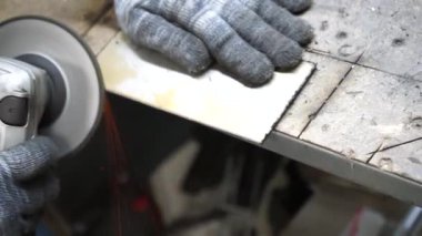 Kılavuzdaki bir metal parçasında kömür makinesiyle çukur açmak.