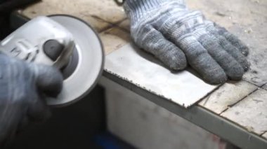 Kılavuzdaki bir metal parçasında kömür makinesiyle çukur açmak.