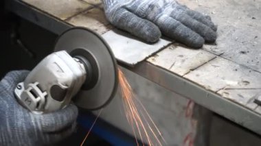 Kılavuzdaki bir metal parçasında kömür makinesiyle çukur açmak.