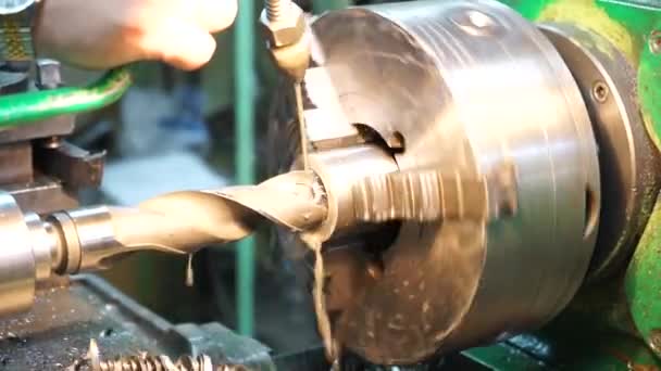 Torno CNC mecanizado parte de metal. — Vídeo de stock