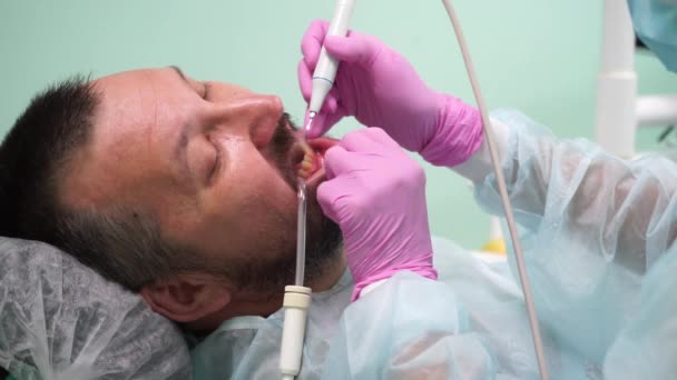 หมอฟันรักษาคนไข้ ภาพ FullHD คุณภาพสูง — วีดีโอสต็อก