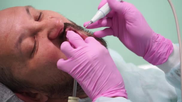 Dişçi bir hastayı tedavi eder. Yüksek kaliteli FullHD görüntüler — Stok video