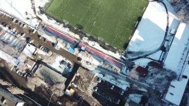 Futbol stadyumu, İHA uçuşunun en üst görüntüsü..