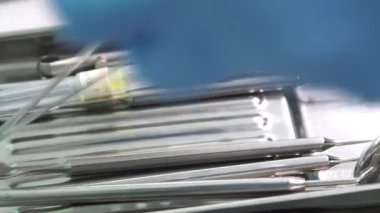 Kadın dişçi hasta dişlerini kontrol ediyor.