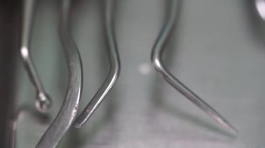 Kadın dişçi hasta dişlerini kontrol ediyor.