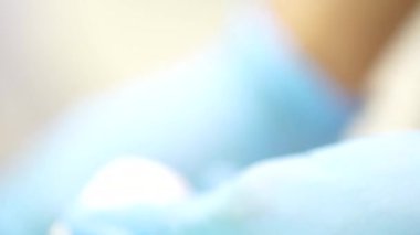 Kadın dişçi hasta dişlerini kontrol ediyor.