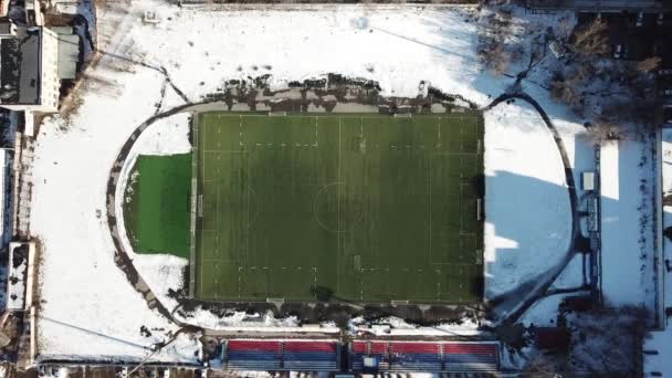 Estadio de fútbol, vista superior desde el vuelo del dron. — Vídeo de stock