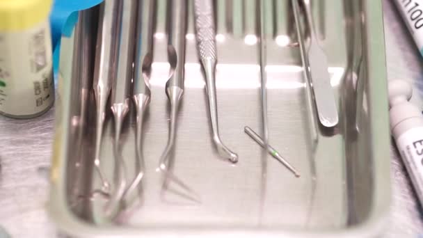 Dentystka sprawdzająca zęby pacjenta — Wideo stockowe