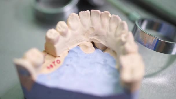 Nahaufnahme Hände Zahnarzt macht eine Prothese Zahnreinheit Arzt — Stockvideo