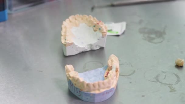 近手牙医使假牙清洁医生 — 图库视频影像
