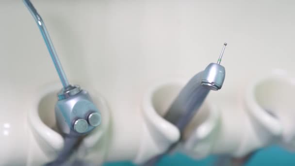 Dentista feminina checando os dentes do paciente — Vídeo de Stock