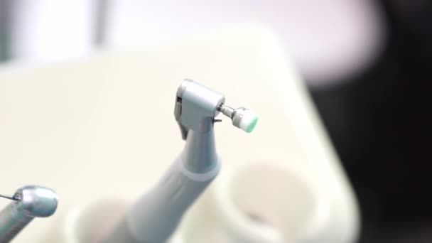 Dentista hembra revisando dientes de paciente — Vídeos de Stock