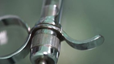 Kadın dişçi hasta dişlerini kontrol ediyor.