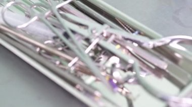 Kadın dişçi hasta dişlerini kontrol ediyor.