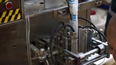 Endüstriyel fabrikada yüksek hız etiketleme makinesi