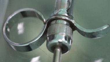 Kadın dişçi hasta dişlerini kontrol ediyor.