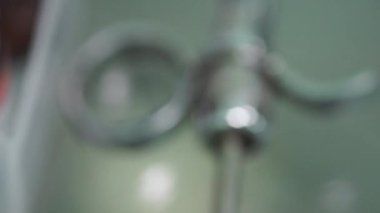 Kadın dişçi hasta dişlerini kontrol ediyor.