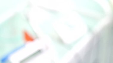Kapalı ellerde diş hekimi takma diş temizliği doktoru yapar.