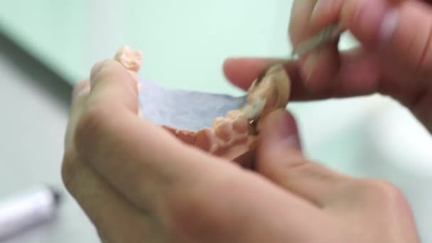 Közelkép fogorvos teszi a műfogsor tisztaság orvos — Stock videók