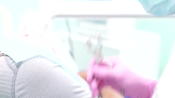 Dokter gigi wanita memeriksa gigi pasien. — Stok Video