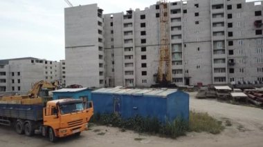 Pencerelerin önündeki hava kapatma modern yatakhane binaları 