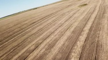 Kamerayla ilgili bir sorun var. Uçağı eğimli bir çiftliğin üzerinde uçuruyor. 