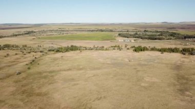Yazın sonlarında eğimli tarım alanlarının hareket halindeki manzarası.