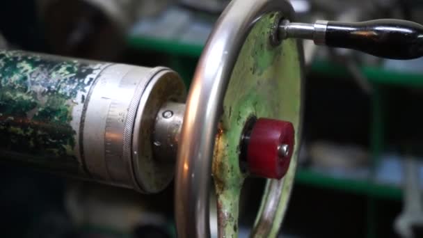 Control mecánico de la manija giratoria de la máquina giratoria — Vídeos de Stock