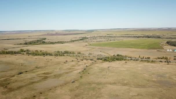 Panorama in Bewegung Blick auf die abgeschrägten Felder im Spätsommer. — Stockvideo