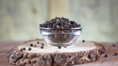 Ahşap bir stantta, cam bir sokette bezelyeli karabiber dönüyor.