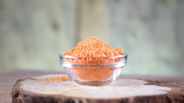 Pimiento rojo en un zócalo de vidrio en un soporte de madera gira — Vídeos de Stock