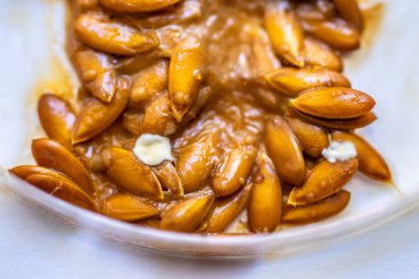 Çürümüş bir domatesin yüzeyinde küflenme görüntüsü.