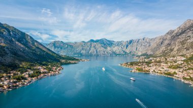 Karadağ 'ın Kotor Körfezi' ndeki eski Kotor kasabasının üzerinde uçuyor.