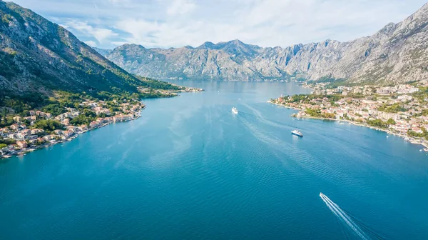 Karadağ 'ın Kotor Körfezi' ndeki eski Kotor kasabasının üzerinde uçuyor.