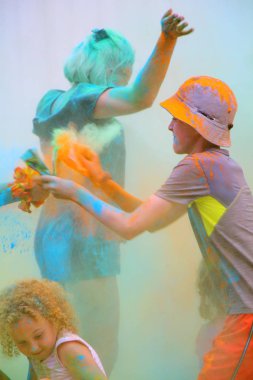 Moskova, Rusya - 14 Temmuz 2018: Renkli Holi renkli Festivali'nde atma. Mutlu insanlar Renkler Holi Festival sırasında. Hindistan'ın geleneksel tatil bayram olduğunu.