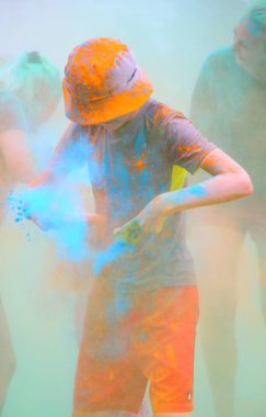 Moskova, Rusya - 14 Temmuz 2018: Renkli Holi renkli Festivali'nde atma. Mutlu insanlar Renkler Holi Festival sırasında. Hindistan'ın geleneksel tatil bayram olduğunu.