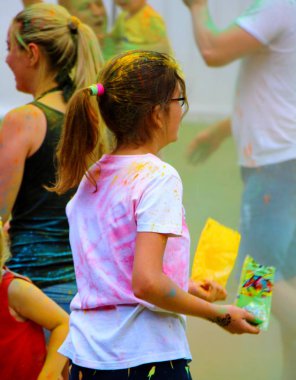 Moskova, Rusya - 14 Temmuz 2018: Renkli Holi renkli Festivali'nde atma. Mutlu insanlar Renkler Holi Festival sırasında. Hindistan'ın geleneksel tatil bayram olduğunu.