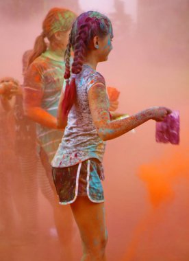 Moskova, Rusya - 14 Temmuz 2018: Renkli Holi renkli Festivali'nde atma. Mutlu insanlar Renkler Holi Festival sırasında. Hindistan'ın geleneksel tatil bayram olduğunu.