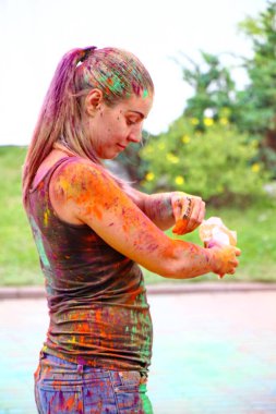 Moskova, Rusya - 14 Temmuz 2018: Renkli Holi renkli Festivali'nde atma. Mutlu insanlar Renkler Holi Festival sırasında. Hindistan'ın geleneksel tatil bayram olduğunu.