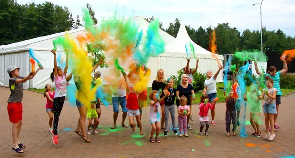 Москва Россия Июля 2018 Года Цветные Броски Фестивале Холи Счастливые — стоковое фото