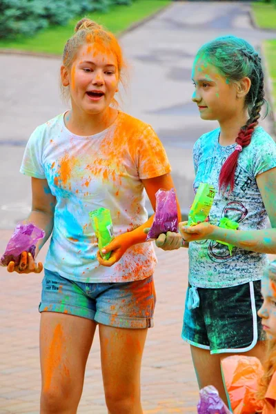 Moskwa Rosja Lipca 2018 Rzucanie Kolor Festiwalu Holi Kolorów Szczęśliwi — Zdjęcie stockowe