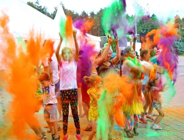 Moscou Rússia Julho 2018 Jogando Cor Festival Cores Holi Pessoas — Fotografia de Stock