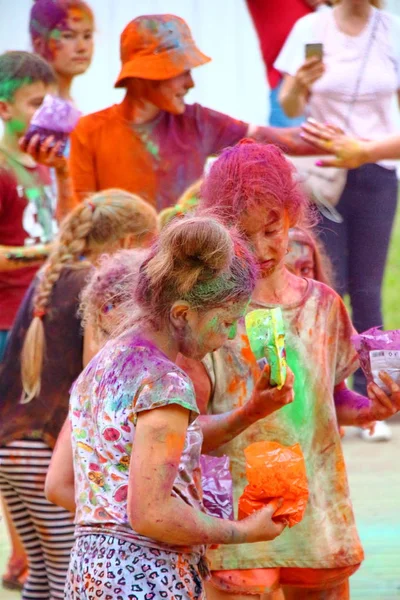 莫斯科 俄罗斯 2018年7月14日 在节日颜色节投掷颜色 快乐的人在节日的颜色节 假期是印度的传统节日 — 图库照片