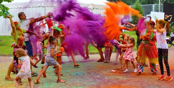 Moscow Russia July 2018 Throwing Color Holi Color Festival Happy — Stock Photo, Image