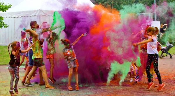 Moscow Russia July 2018 Throwing Color Holi Color Festival Happy — Stock Photo, Image