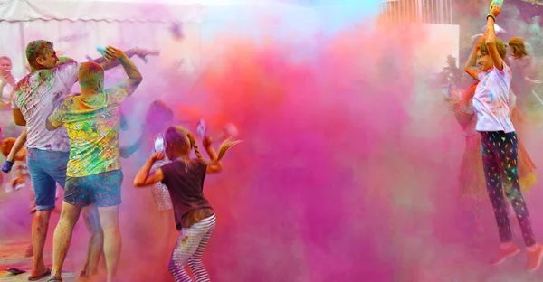 Moscow Russia July 2018 Throwing Color Holi Color Festival Happy — Stock Photo, Image